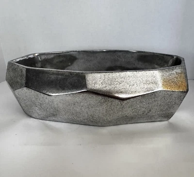 Centro de mesa decorativo de diseño geométrico de origami de aluminio de 14" de largo Foto 1 de 4