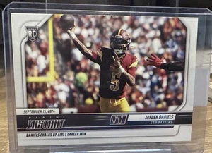 2024 Panini Instantáneo NFL Jayden Daniels Novato #40 RC Primera Carrera Victoria - Imagen 1 de 2