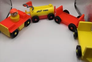 Tranvía de aeropuerto Fisher Price little people amarillo/rojo de colección: coche de plomo, equipaje, combustible - Imagen 1 de 3