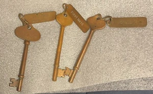Antike Messing Schiffsschlüssel mit Etikett Kapitänsquartier, First Mate und Kombüse - Bild 1 von 2