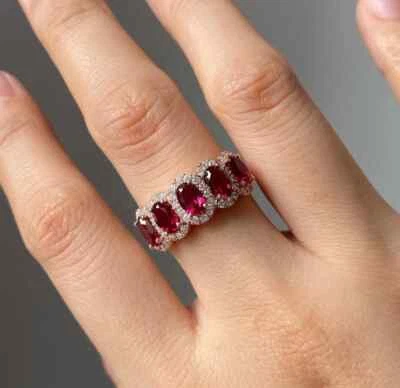 Anillo de media eternidad de rubí rosa simulado corte ovalado de 2,80 quilates enchapado en oro amarillo de 14 k Foto 1 de 4