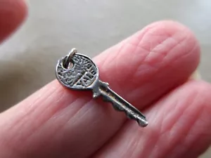 ANTIGUO ENCANTO ANTIGUO VINTAGE PLATA ESTERLINA OSCURA LLAVE CASA MUDANZA PRUEBA DE MANEJO - Imagen 1 de 3