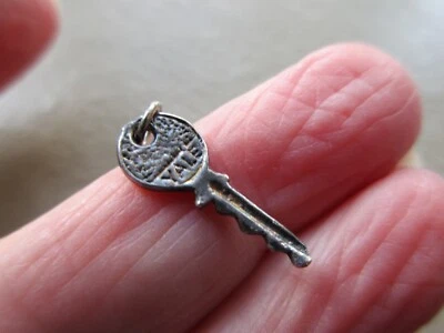 ANTIQUE VINTAGE OLD DARK STERLING SILVER YALE KEY HOUSE MOVE DRIVING TEST CHARM - Image 1 of 3