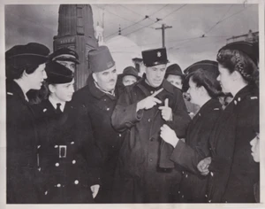 1943 Press Photo WWII French Police Directs U.S. Army Nurses in Algiers - Picture 1 of 2