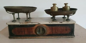 Antica bilancia a 2 piatti in legno marmo e ottone del primo 900 con due pesi  - Foto 1 di 5