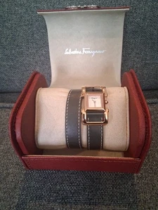 NUOVO Salvatore Ferragamo OROLOGIO DONNA Lingotto Quadrato Sfma00121 CINTURINO AVVOLGENTE - Foto 1 di 7
