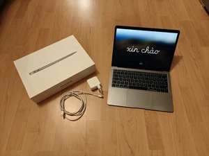 Apple MacBook Air 13 Zoll (256GB SSD, Intel Core i5 8. Gen, 3,60GHz, 8GB) Laptop - Bild 1 von 12