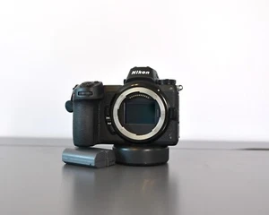 Nikon Z6 body + cage (all accessories)(22K shutter) - Picture 1 of 6