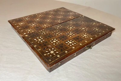 antiguo tablero de ajedrez de madera de marquetería de arte popular hecho a mano de 1800 Foto 1 de 4