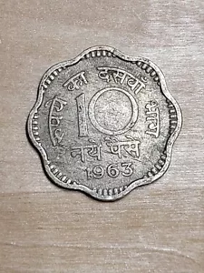 India 10 paise coin, 1963 C. KM# 24.2, copper-nickel. Ashoka lion. Scalloped. - Picture 1 of 4