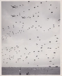 1950 Press Photo US Army 82nd Airborne Paratroopers at Exercise Swarmer in N.C. - Bild 1 von 2