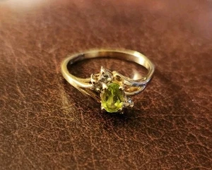Vintage Peridot 10k Yellow Gold Ring Excellent Condition size 6 Stone 6.5x4.5mm - Picture 1 of 7