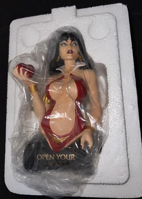 Фигурка бюста вампиреллы Dawn Dynamite Brewing Factory 582/705 сертификат подлинности + коллекционные карточки - Изображение 1 из 4