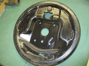 Placa de respaldo de tambor de freno delantero Packard 1955 473011 NOS - Imagen 1 de 1