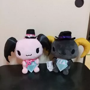 LLOROMANNIC 2er Set GROSSE Plüschpuppe Kirsche & Beere Preis FuRyu Sanrio Offiziell - Bild 1 von 5