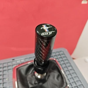 BLACK CARBON GT SPORT SHIFT STICK GEAR KNOB for FORD MUSTANG S550 V8 5.0 2.3 V6 - Picture 1 of 6