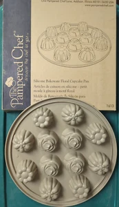 Padella per cupcake floreale da forno in silicone 13" The Pampered Chef con scatola - Foto 1 di 6