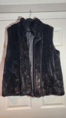 Chaleco cálido Suzanne Somers de piel sintética negro y marrón 1X Foto 1 de 4