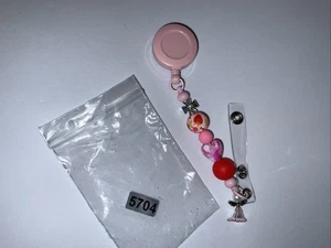 Insignia de cuentas de silicona hecha en casa con un ángel y una cruz de metal. Tiene clip retráctil - Imagen 1 de 24