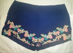 JOA Damen Shorts dunkelblau Lagenlook Saum bestickt Blumen bunt gefüttert Gr. L - Bild 1 von 9