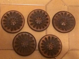Lotto di 5 PICCOLI DECORI CIRCOLARI IN LEGNO INTAGLIATO diam cm 7   - Picture 1 of 7