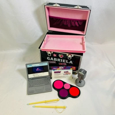 Muñeca American Girl de 18" 2017 estuche de rendimiento GOTY Gabriela: computadora portátil, micrófono, batería Foto 1 de 4