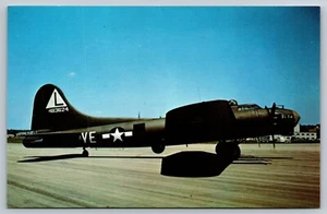 Postcard Boeing B-17G Flying Fortress Aircraft - Picture 1 of 2