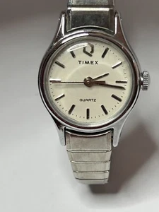 Working Vintage 1980's Ladies Silver Timex Quartz Watch EZ - Picture 1 of 9