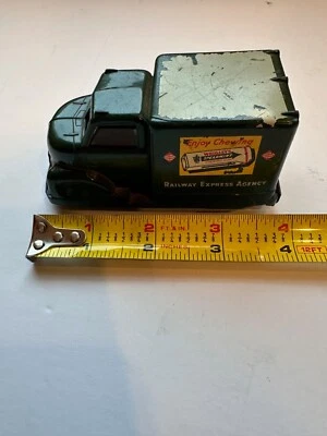 Camión expreso de ferrocarril de juguete con anuncio de goma de Wrigley en el lateral alrededor de 1948 Foto 1 de 4