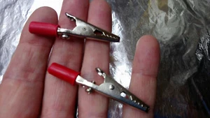 * Klips krokodyla pojedynczy 1 amp ze śrubą i czerwoną tuleją x 2 sztuki w opakowaniu - Zdjęcie 1 z 1