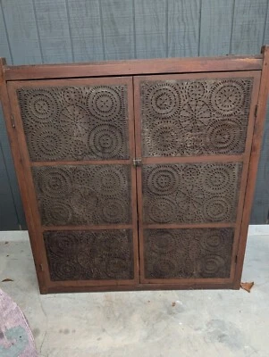 Antigua caja fuerte para tartas PRIMITIVA de nogal con 12 latas perforadas de la década de 1820 ¡Primera y rara! Foto 1 de 4