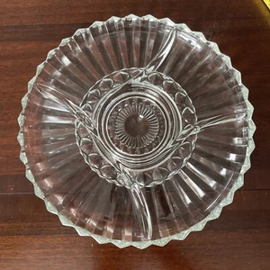 "Plato de relé dividido de vidrio prensado vintage 4 partes redondo festoneado 11,5"" plato" - Imagen 1 de 6