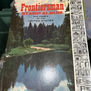 Colección parcial de estampillas de Estados Unidos en álbum de estampillas de Frontiersman - Imagen 1 de 24