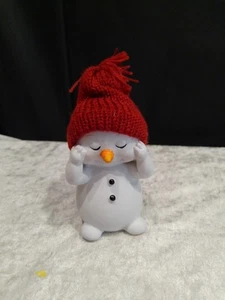 Deko-Figur/Schneemann/dunkelrote Strickmütze/neu/Hände an den Wangen/Augen zu - Bild 1 von 6