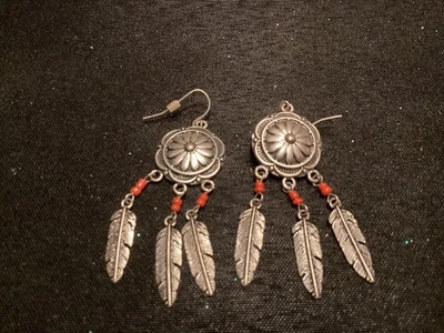 Pendientes de plata Concho con cuentas rojas plumas colgantes 1 3/4" de largo Foto 1 de 2