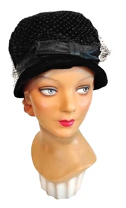 50s 60s Vintage Black Velvet Cloche Hat with Satin Ribbon Trim - Picture 1 of 4
