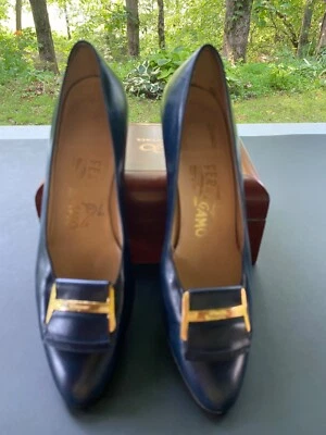 Zapatos de salón Salvatore Ferragamo de cuero azul marino 8AA Foto 1 de 4