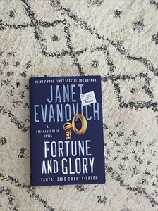 Glück und Ruhm von Janet Evanovich (englisch) Hardcover Buch Pflaume Roman ❤️tb105 - Bild 1 von 3