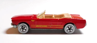 Mustang convertible Hot Wheels 1983 '65 rojo - capó abierto y neumáticos de pared blancos Foto 1 de 4