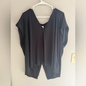 Athleta kurzärmliges sportliches Oberteil hinten offen Schlitz V-Ausschnitt schwarz Damengröße 2X fließend - Bild 1 von 9