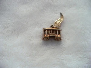 B5- VINTAGE TREE HOUSE CALIFORNIA GOLD-TONE TROLLEY CAR CHARM SOUVENIR #154 - Picture 1 of 8