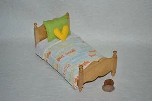 Miniatur Puppenhaus Tagesdecke Twin-Single mit 2 Kissen Handarbeit 1:12 süßes Baby - Bild 1 von 5