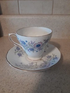Tazza da tè e piattino Avon Blue Blossoms Fine Bone China 1974 Inghilterra vintage - Foto 1 di 7