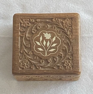 Portagioie in legno intagliato a mano con intarsio foderato Made in India 4 x 4 x 2 - Foto 1 di 5