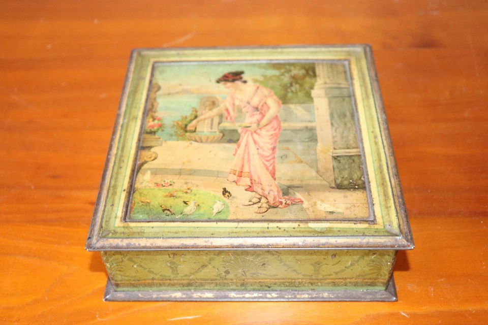 Ancienne boite Dijon biscuits Pernot - femme qui donne angé aux poules - Photo 1/4