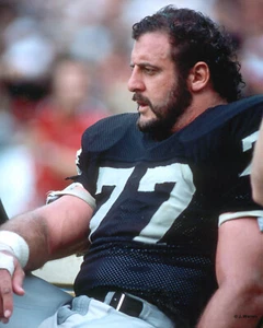 LYLE ALZADO 1982 OAKLAND RAIDERS 8X10 PHOTO - Picture 1 of 1