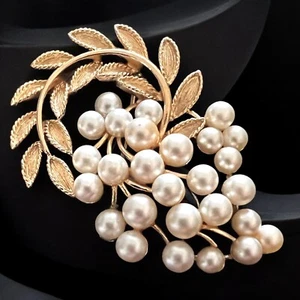 Lisner Brooch Faux Pearl Gold Tone Signed Vintage Mid Century Grape Fruit Pin - Picture 1 of 8