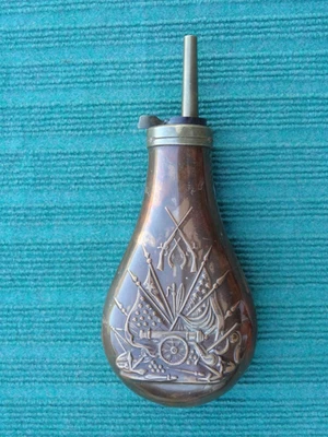 Poire à poudre ancienne en laiton poudre noire powder flask no Manufrance - Photo 1/4