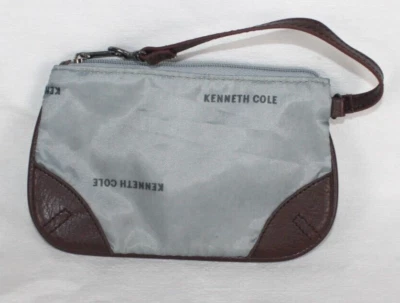 Mini carteira Kenneth Cole Reaction Wristlet cinza com couro sintético marrom por toda parte - Imagem 1 de 4