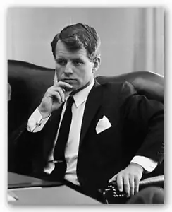 Robert F. Kennedy im Weißen Haus 1964 Yoichi Okamoto Kunstdruck Poster 10x8 - Bild 1 von 1